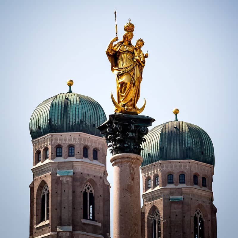 goldenen Statue der Jungfrau Maria. Altstadt München - Arbeitsrecht München - KSPP Anwälte